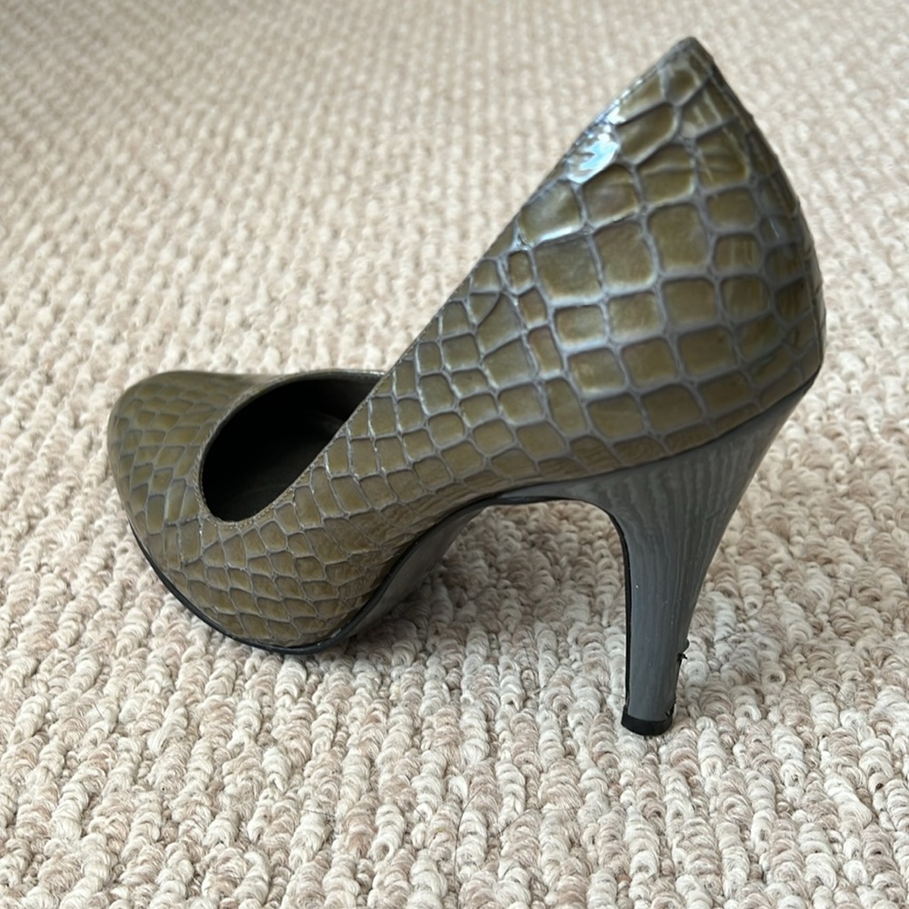 Women’s Heels - Picture 5 of 11